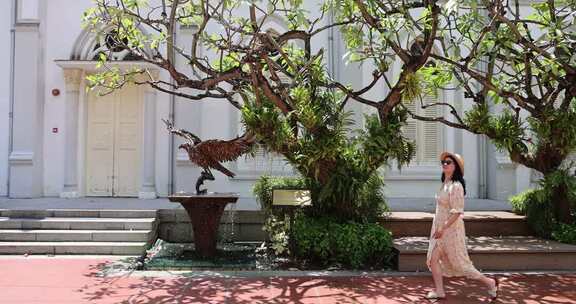 在新加坡旅行的年轻女子