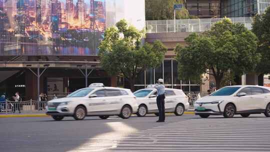 女交警 十字路口 指挥交通文明城市红绿灯