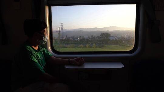 绿皮火车车窗看向窗外自然风景