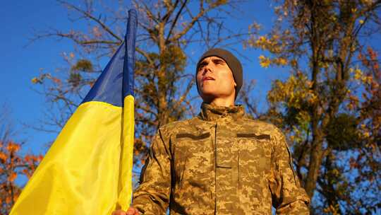 乌克兰军人在农村举着国旗对抗蓝天