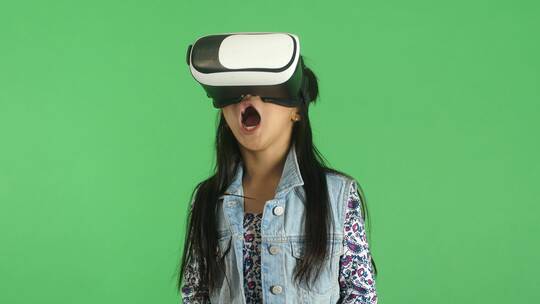 小女孩戴着VR眼镜视频素材模板下载