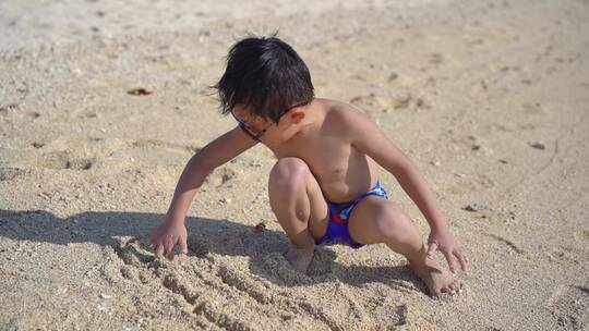 开心小男孩沙滩画画玩沙子
