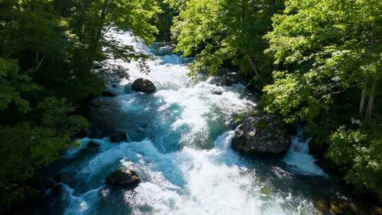 山间流水自然好风光