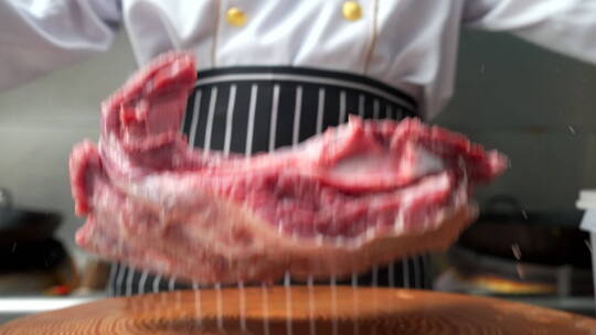 牛肉炖煮展示镜头大块牛肉落案板美食
