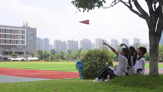 弹钢琴跳房子飞纸飞机跳房子