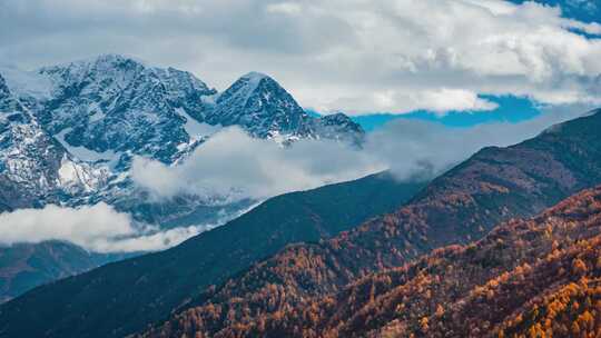 雪山下公路与经幡风景