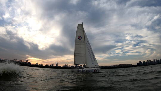 武汉东湖地拍帆船航行人夕阳视频素材模板下载