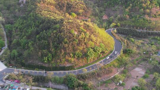 航拍环绕威海里口山的公路和小山丘