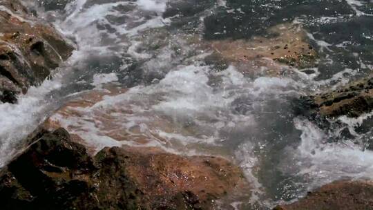海水撞击岩石视频素材模板下载