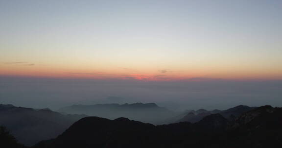 泰山山顶游客观看日出太阳升起