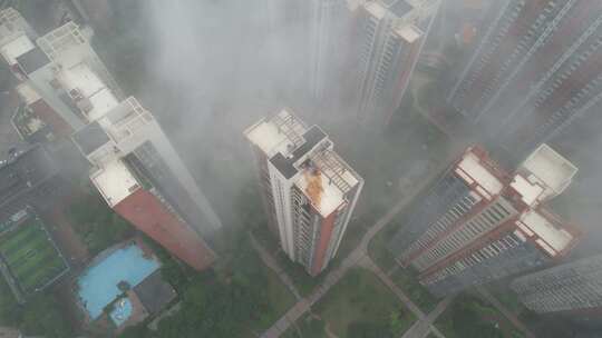 烟雨中的房地产住宅楼航拍