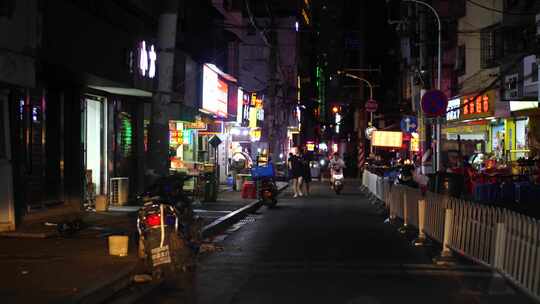 夜间开车行驶在小路城市道路夜晚社区小道