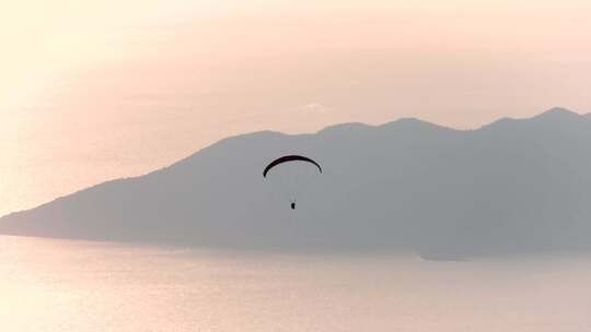 滑翔伞与滑翔伞一起在森林、山顶和海洋上空飞行