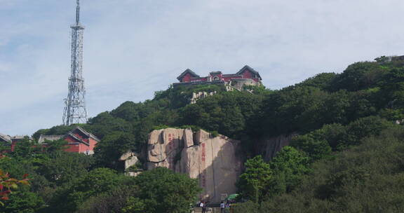 泰山山顶游客观看日出太阳升起