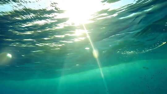 阳光透过水下的海面