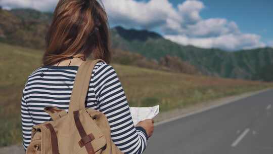 背着背包的旅行者女人的肖像