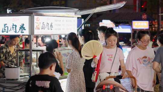 逛夜市吃小吃路边摊