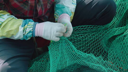 海边码头织补渔网4视频素材模板下载