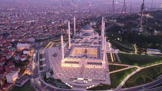 伊斯坦布尔坎利卡清真寺和博斯普鲁斯海峡的无人机视图。欧罗巴最大的清真寺11
