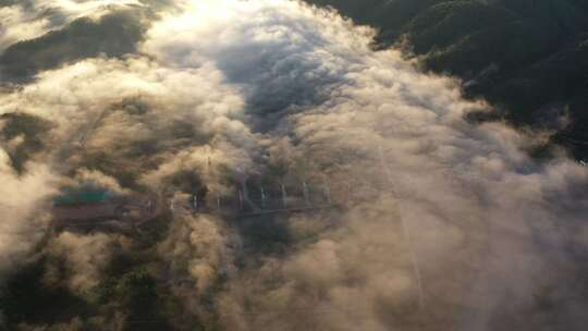云雾缭绕的高速公路建设工地