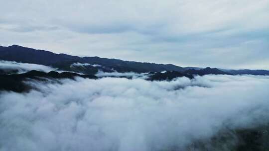 6月大山雨季穿云航拍小县城风光