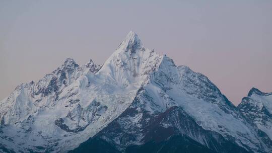 梅里雪山神女峰日照金山视频素材模板下载