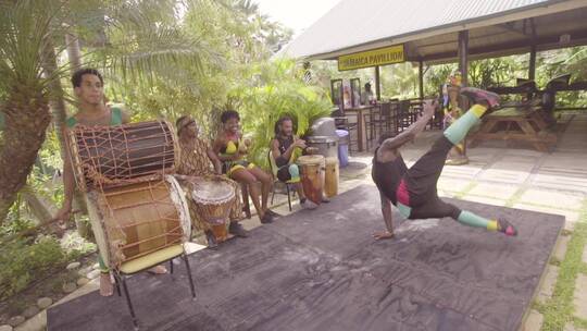牙买加的舞者在地上表演视频素材模板下载