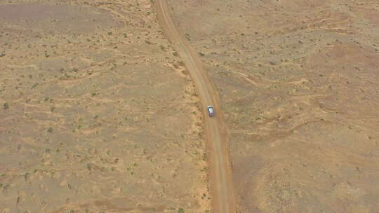 荒野公路汽车行驶沙漠公路