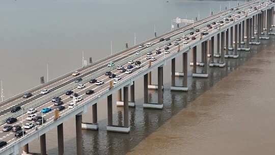 虎门大桥假期返程车流高峰