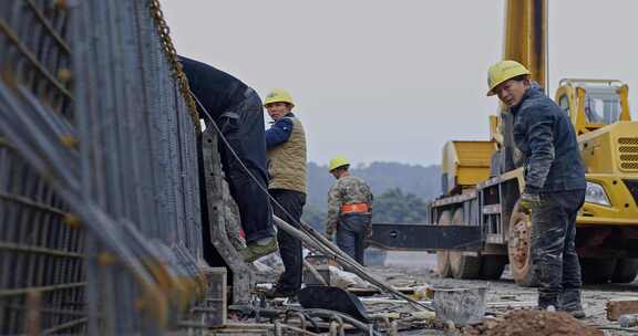 4K实拍工地农民工修路修桥建筑工地