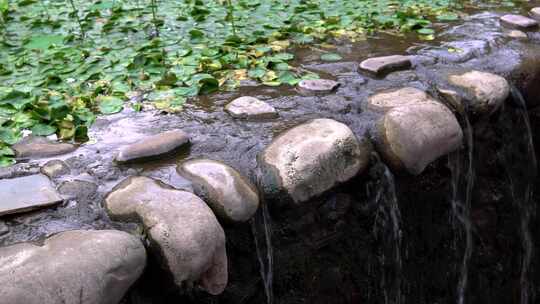 水流从岩石上的瀑布流过下