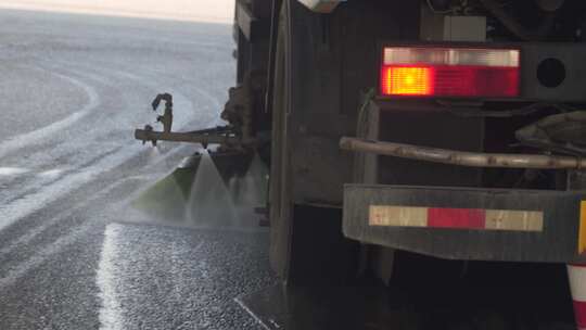 洒水车 汽车 交通工具 车流 马路 公路