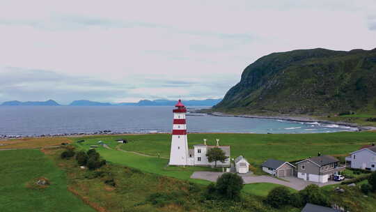 挪威海峡湾和岛屿红白灯塔的鸟瞰图