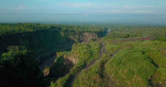 印度尼西亚中Java默拉皮火山斜坡上的砂矿和山谷。最大的砂矿