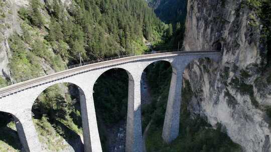瑞士阿尔卑斯山夏季兰德瓦瑟高架桥的鸟瞰图