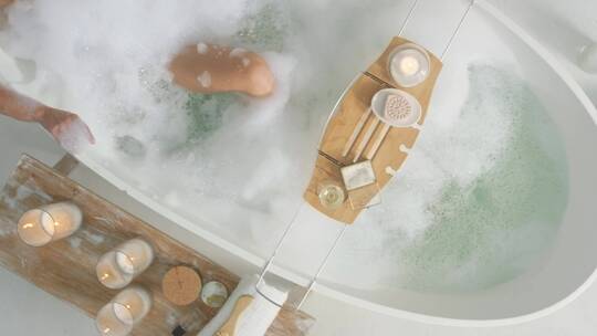 女人躺在浴缸里泡澡  视频素材模板下载