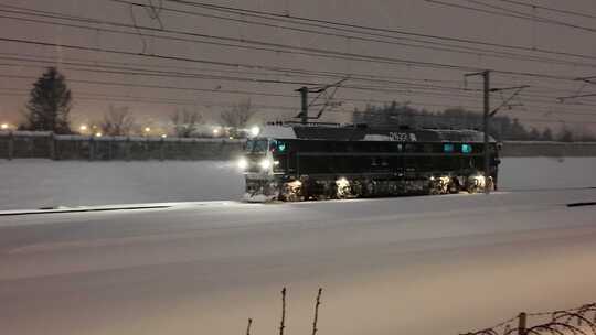 夜晚暴雪中行驶的火车头