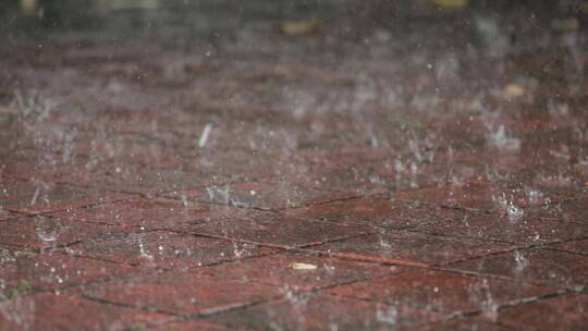 落在石板上的雨滴视频素材模板下载