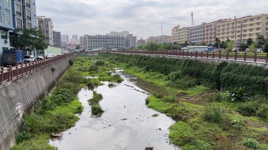 即将枯竭的小河道