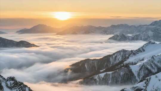 雪山云海日出景观