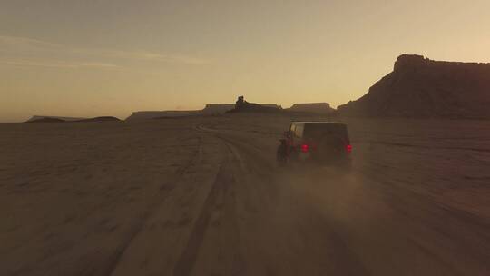 汽车在众神之谷沙漠中行驶视频素材模板下载