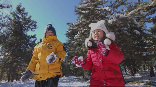 快乐儿童在雪地里玩耍