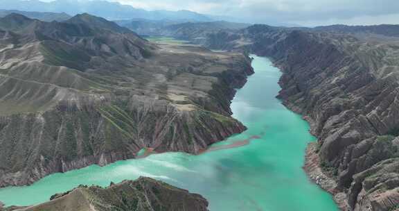 新疆峡谷河流