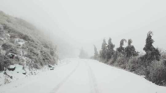 在冬季风雪中的道路前行-广西桂林资源县