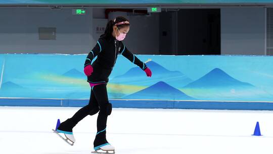 升格实拍在国家速滑馆冰丝带练习滑冰的女孩视频素材模板下载