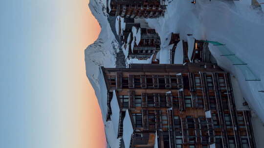 滑雪者穿过法国阿尔卑斯山的阿沃里亚兹滑雪场。垂直日出延时。