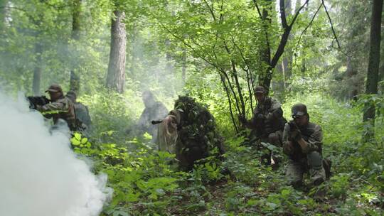 武装士兵向森林中的敌人哨所投视频素材模板下载