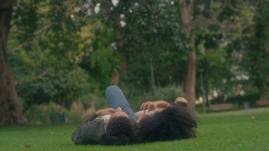 躺在草坪上的夫妇