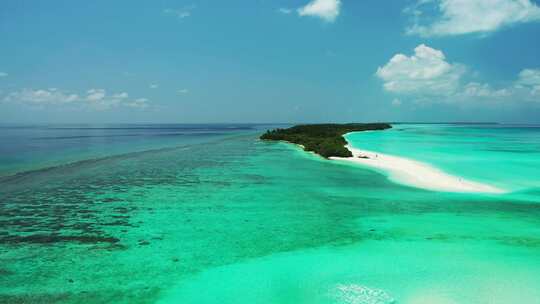 白天天堂阳光明媚的白色沙滩和水蓝色的水背景的岛屿景色