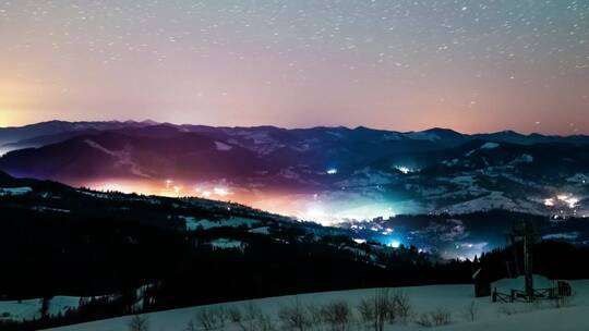 美丽的小镇夜景和繁星